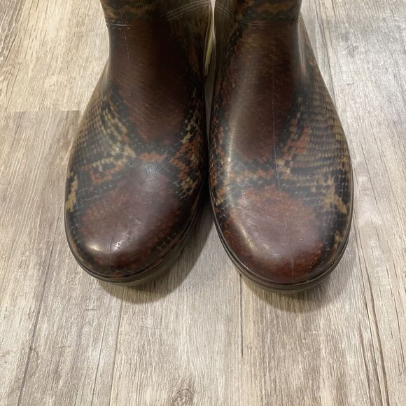 Stuart Weitzman Brown Snake Print rain Boots - Picture 4 of 15